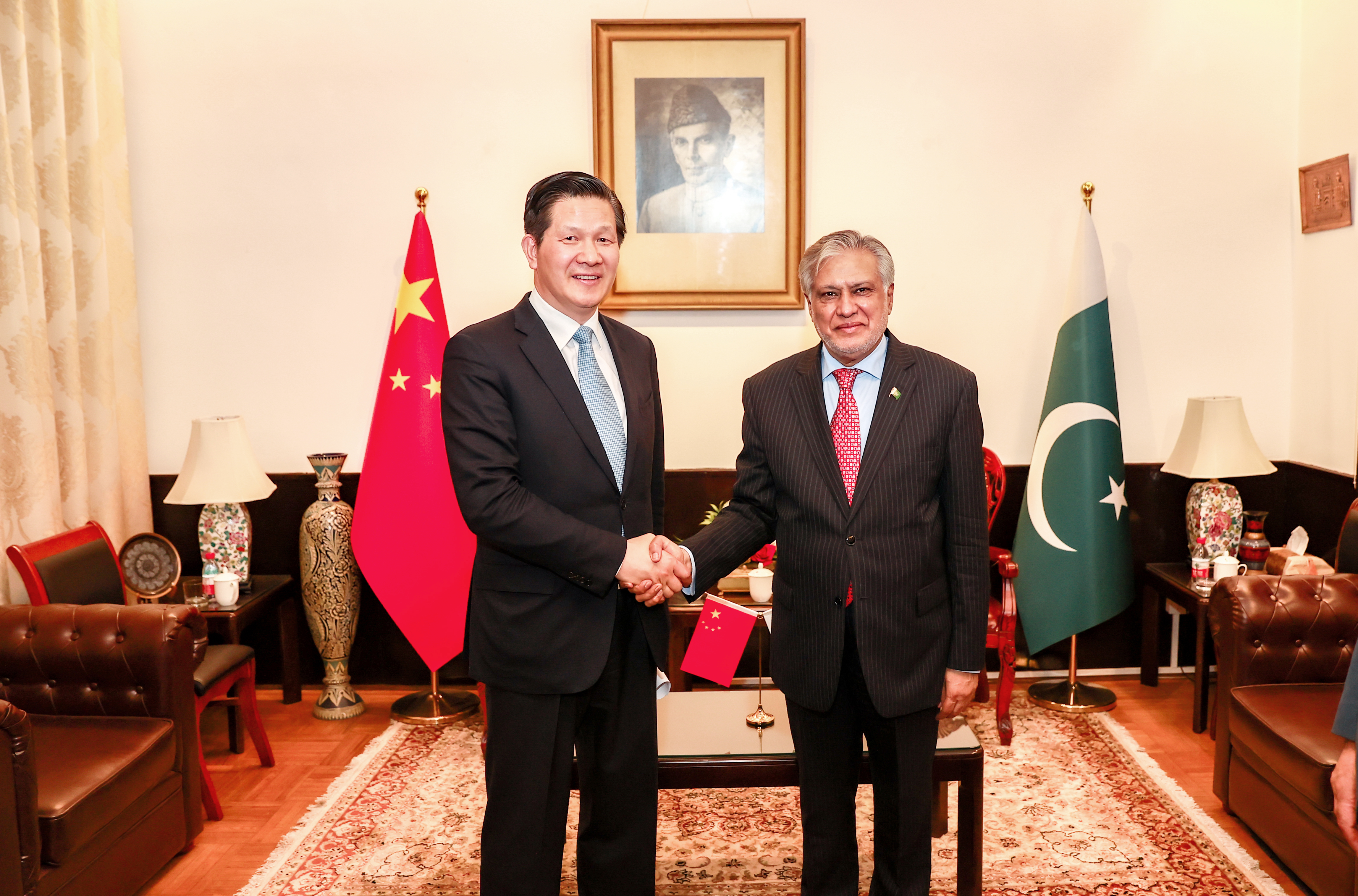 雙方領導親切握手