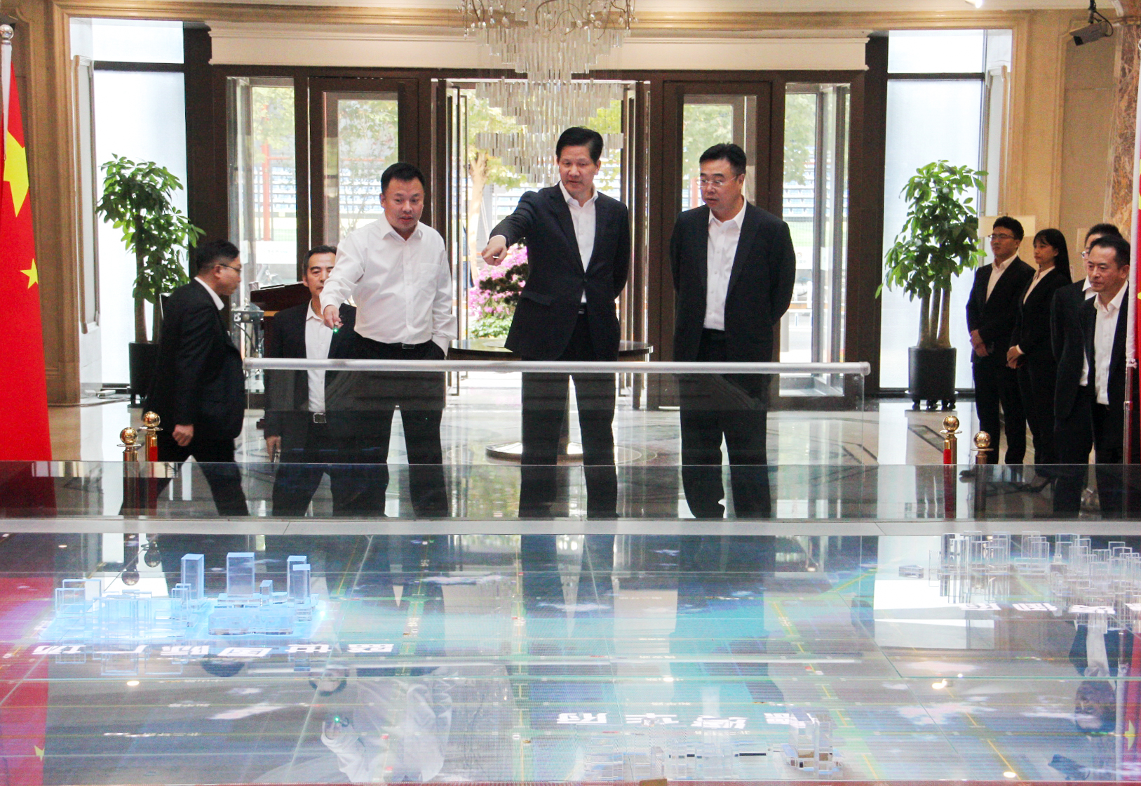 2 陳建光調(diào)研石家莊德賢公館項(xiàng)目售樓處